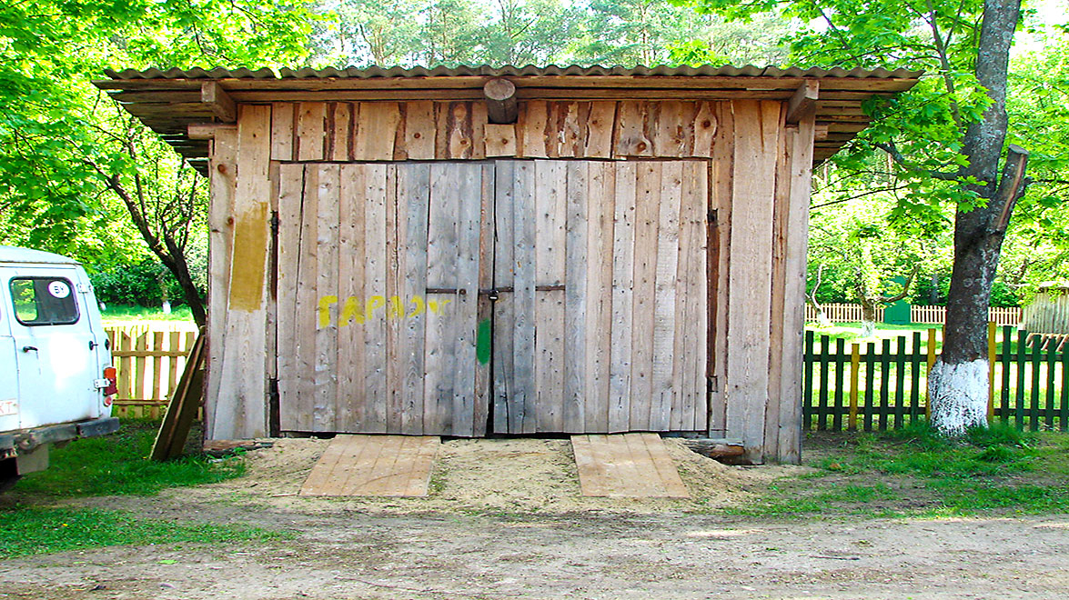 Старые гаражи Бацевичского лесничества